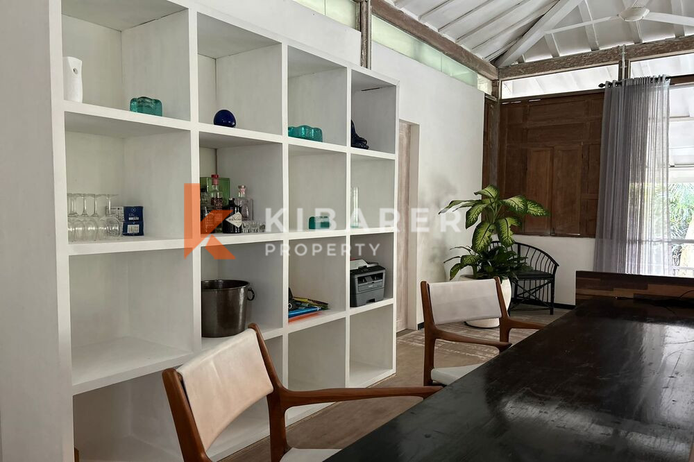 Vila Joglo Ruang Tamu Tertutup Tiga Kamar Tidur yang Menakjubkan Terletak di Canggu