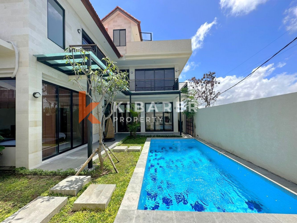 Villa neuve et moderne de trois chambres avec jacuzzi à Seminyak