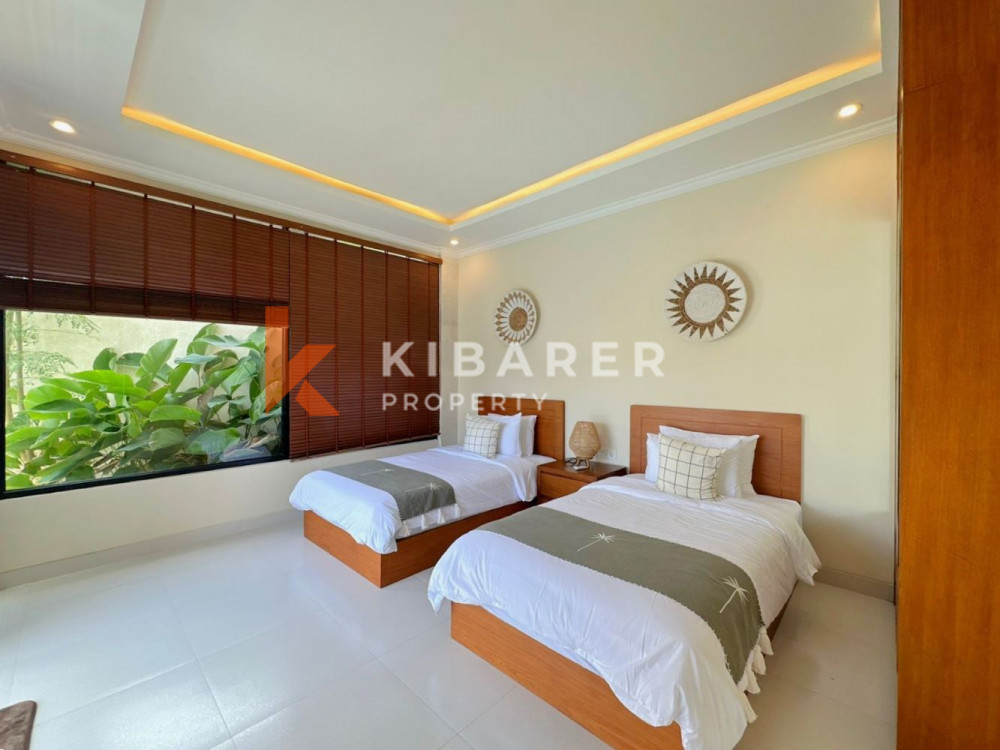 Vila Tiga Kamar Tidur Baru dan Modern dengan Jacuzzi di Seminyak