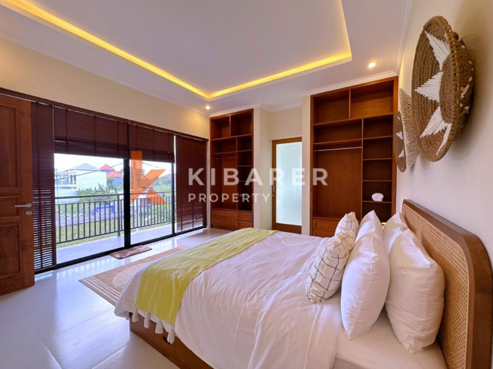 Vila Tiga Kamar Tidur Baru dan Modern dengan Jacuzzi di Seminyak