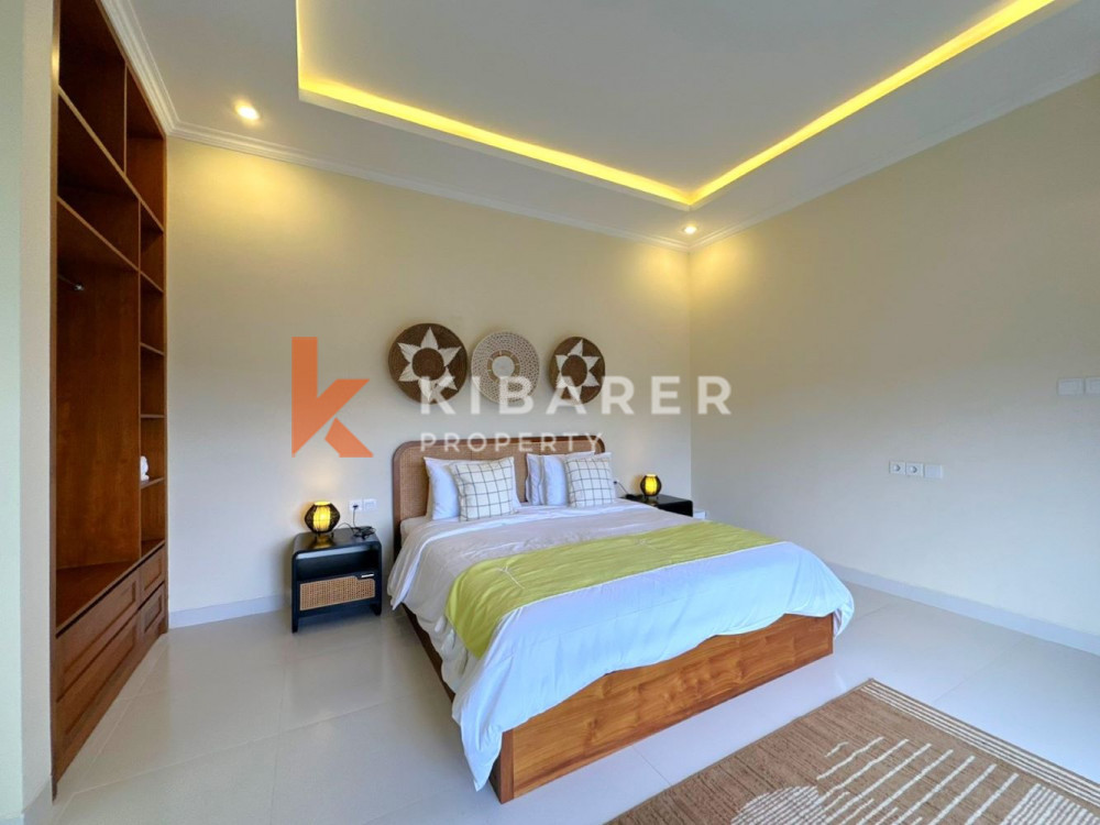 Vila Tiga Kamar Tidur Baru dan Modern dengan Jacuzzi di Seminyak