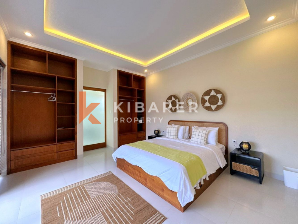 Vila Tiga Kamar Tidur Baru dan Modern dengan Jacuzzi di Seminyak