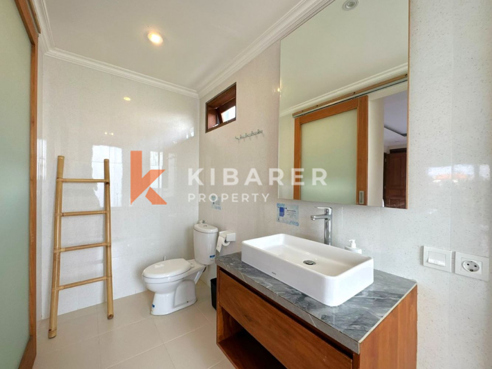 Vila Tiga Kamar Tidur Baru dan Modern dengan Jacuzzi di Seminyak