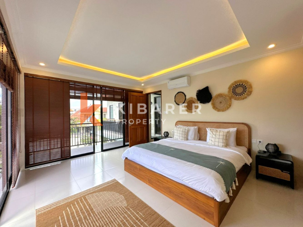 Vila Tiga Kamar Tidur Baru dan Modern dengan Jacuzzi di Seminyak