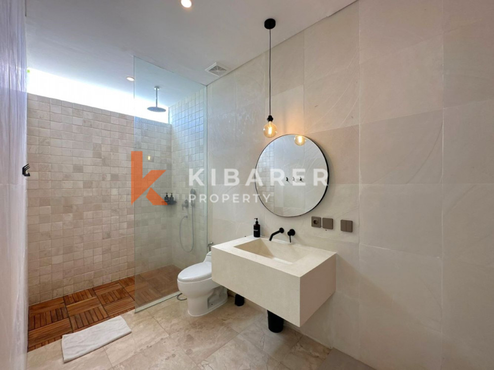 Vila Tamu Tertutup Empat Kamar Tidur yang Luar Biasa dengan Kolam Renang dan Jacuzzi di Umalas
