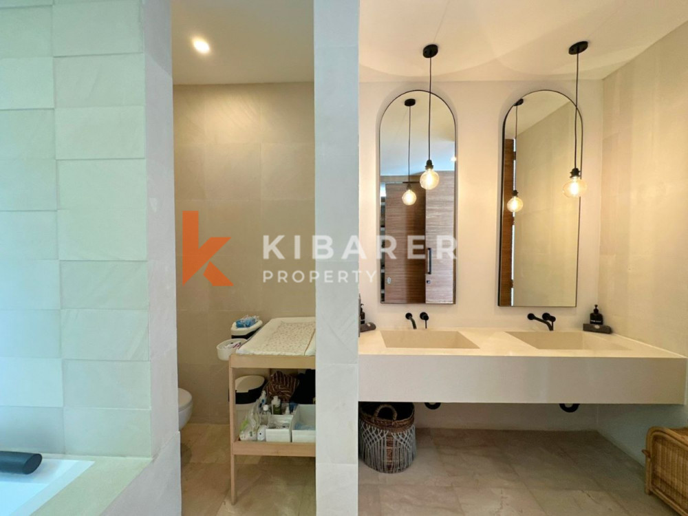 Vila Tamu Tertutup Empat Kamar Tidur yang Luar Biasa dengan Kolam Renang dan Jacuzzi di Umalas