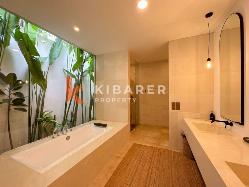Vila Tamu Tertutup Empat Kamar Tidur yang Luar Biasa dengan Kolam Renang dan Jacuzzi di Umalas