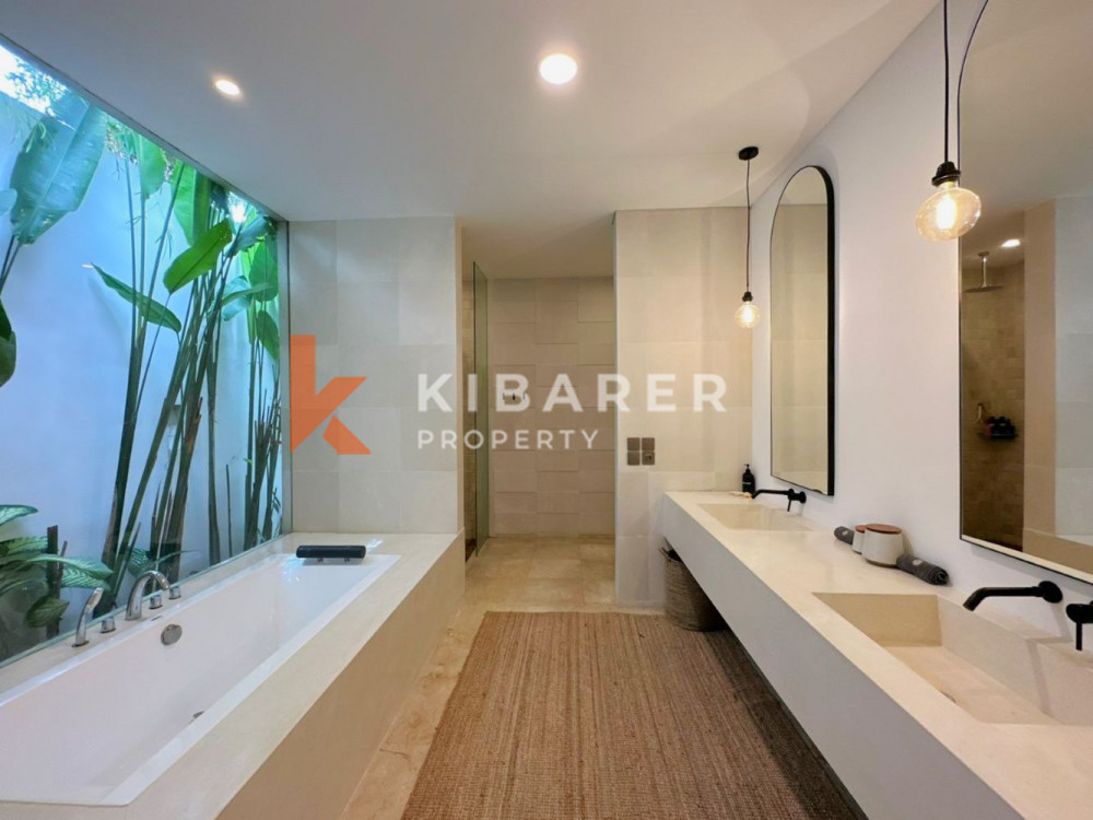 Vila Tamu Tertutup Empat Kamar Tidur yang Luar Biasa dengan Kolam Renang dan Jacuzzi di Umalas