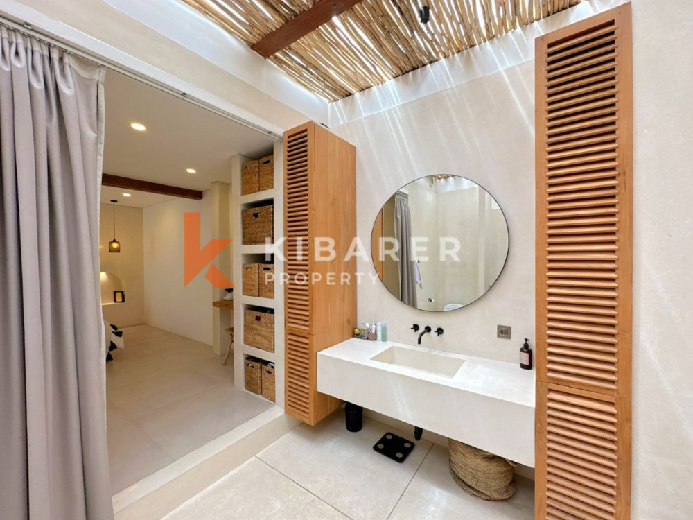 Vila Tamu Tertutup Empat Kamar Tidur yang Luar Biasa dengan Kolam Renang dan Jacuzzi di Umalas
