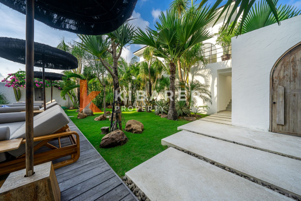 Four Bedrooms Three Storey Enclosed Living Villa with Jacuzzi in Berawa Area