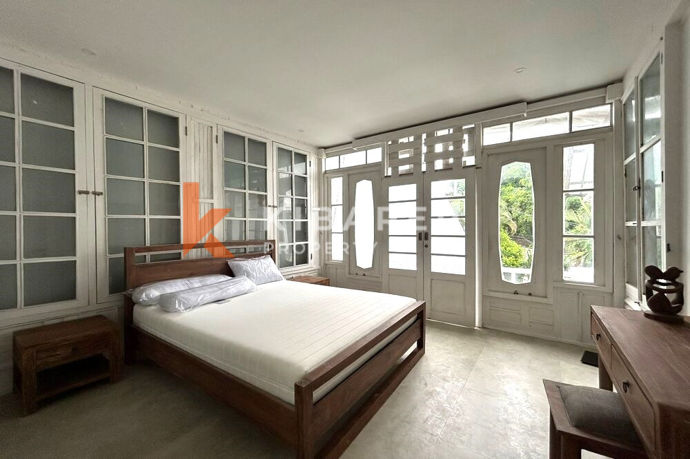Villa Tropis Ruang Tamu Terbuka Tiga Kamar Tidur yang Nyaman di Umalas