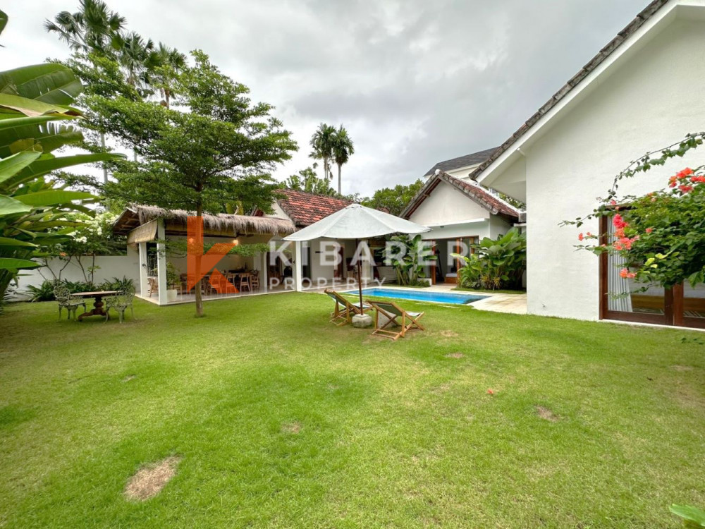 Villa à vie ouverte tropicale et moderne de trois chambres à Berawa