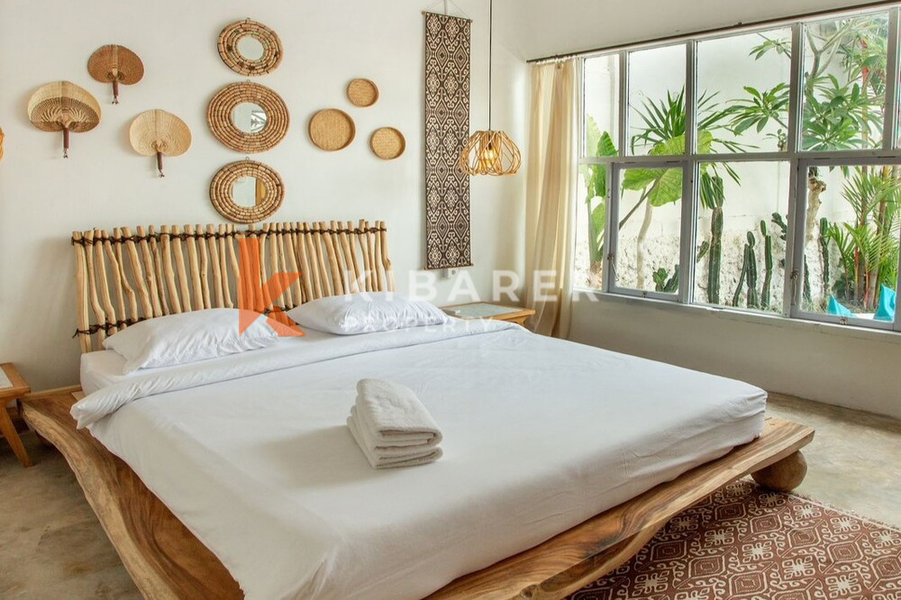 Villa tropicale accueillante de trois chambres à coucher et à vie ouverte à louer à l'année à Pererenan