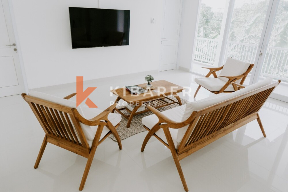 Vila Dua Lantai Ruang Tamu Tertutup Empat Kamar Tidur yang Indah di Canggu