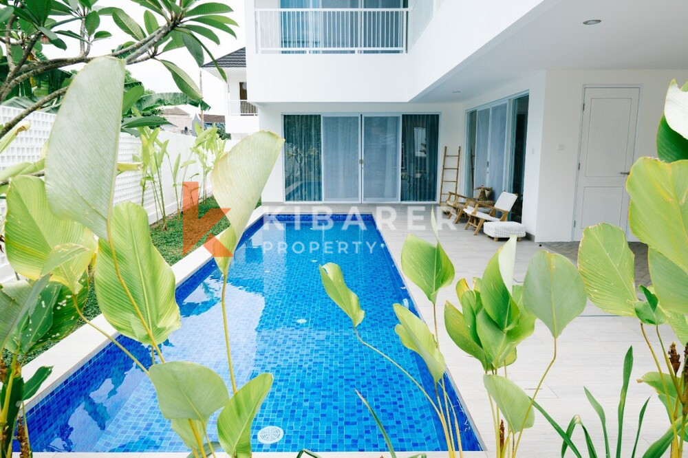 Vila Dua Lantai Ruang Tamu Tertutup Empat Kamar Tidur yang Indah di Canggu