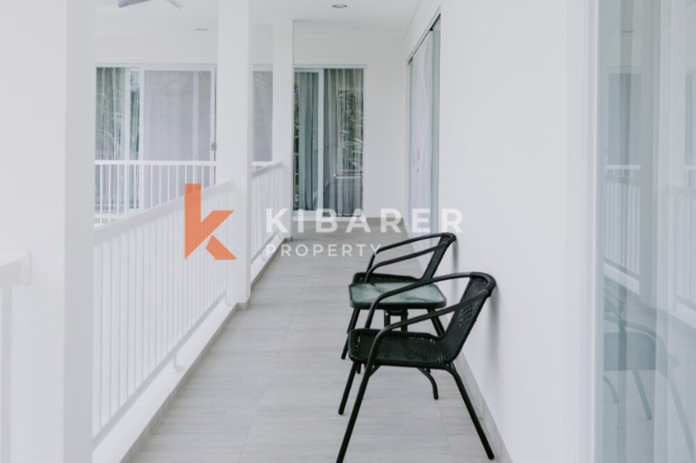 Vila Dua Lantai Ruang Tamu Tertutup Empat Kamar Tidur yang Indah di Canggu