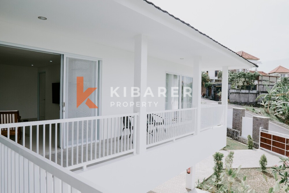 Vila Dua Lantai Ruang Tamu Tertutup Empat Kamar Tidur yang Indah di Canggu