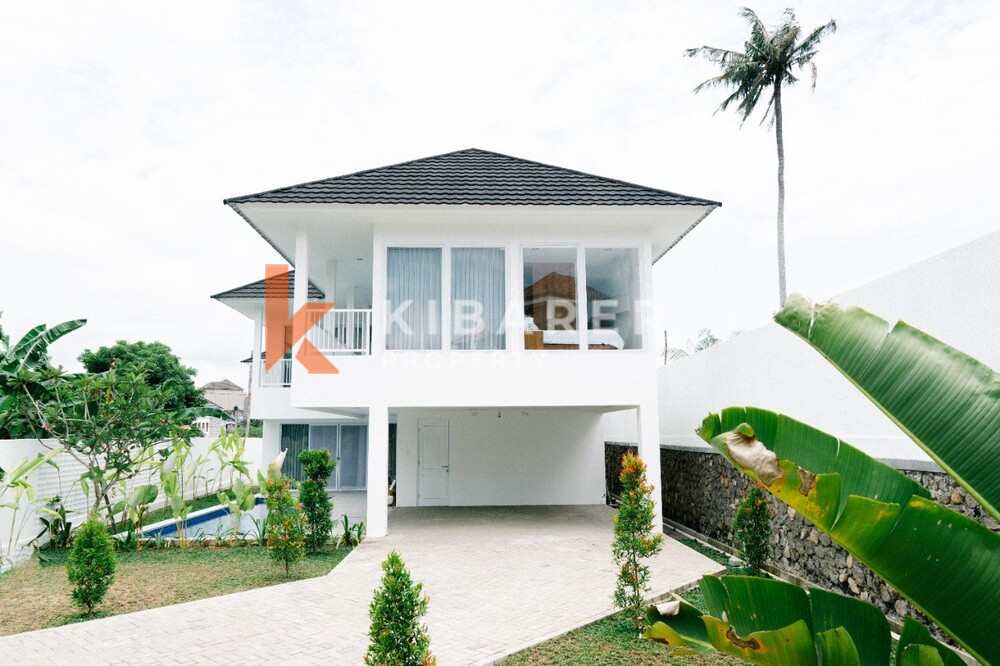 Vila Dua Lantai Ruang Tamu Tertutup Empat Kamar Tidur yang Indah di Canggu