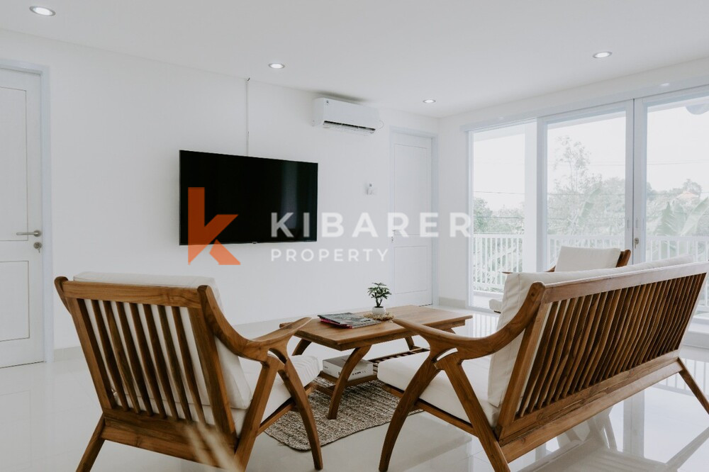 Vila Dua Lantai Ruang Tamu Tertutup Empat Kamar Tidur yang Indah di Canggu