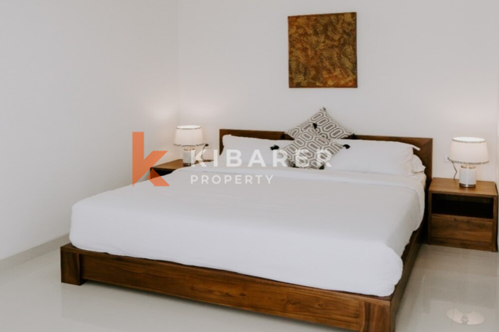 Vila Dua Lantai Ruang Tamu Tertutup Empat Kamar Tidur yang Indah di Canggu