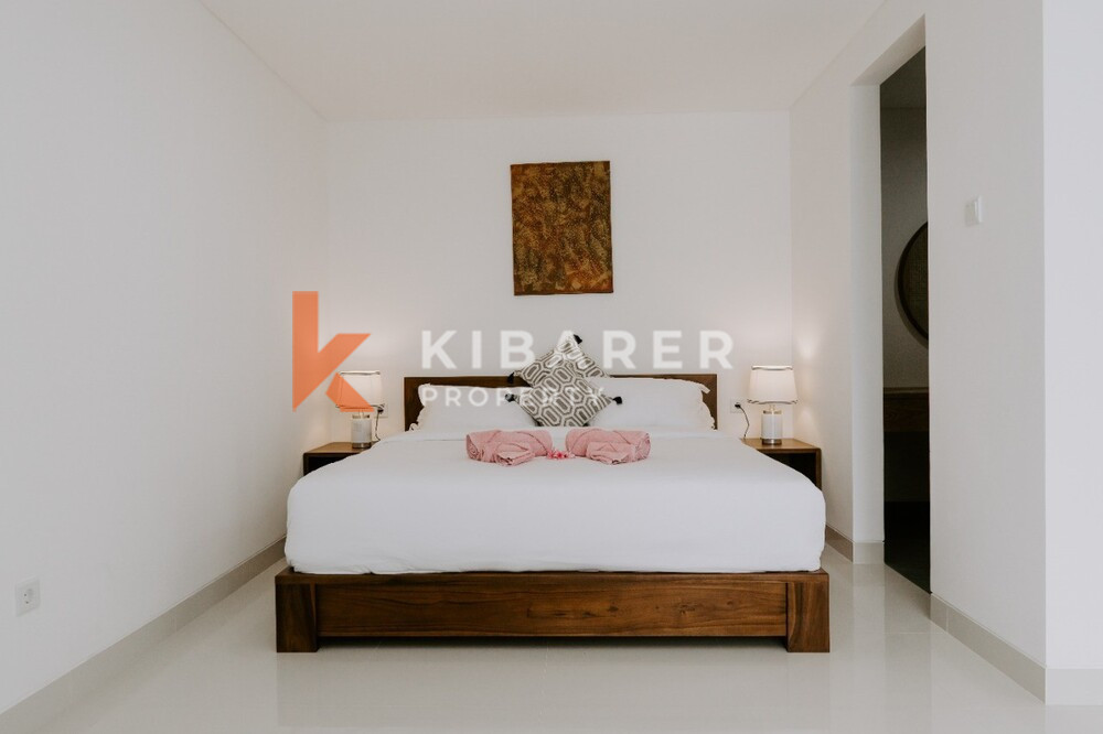 Vila Dua Lantai Ruang Tamu Tertutup Empat Kamar Tidur yang Indah di Canggu