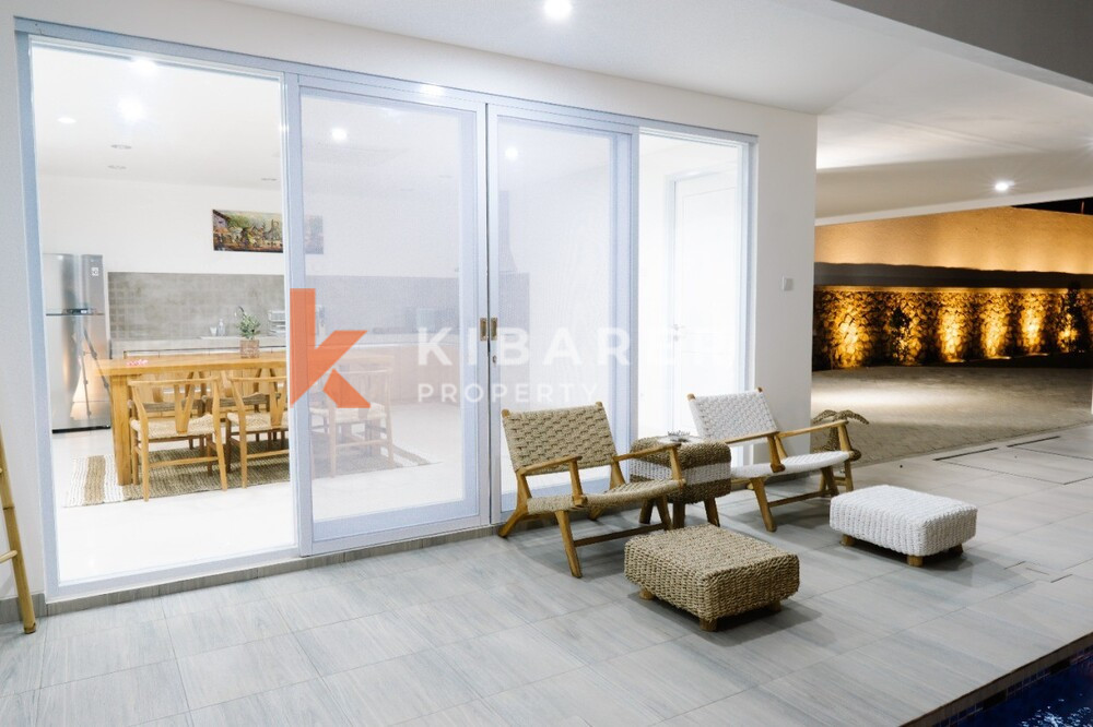 Vila Dua Lantai Ruang Tamu Tertutup Empat Kamar Tidur yang Indah di Canggu