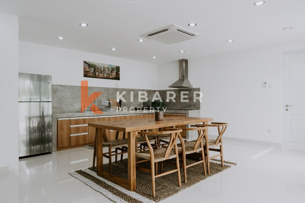 Vila Dua Lantai Ruang Tamu Tertutup Empat Kamar Tidur yang Indah di Canggu