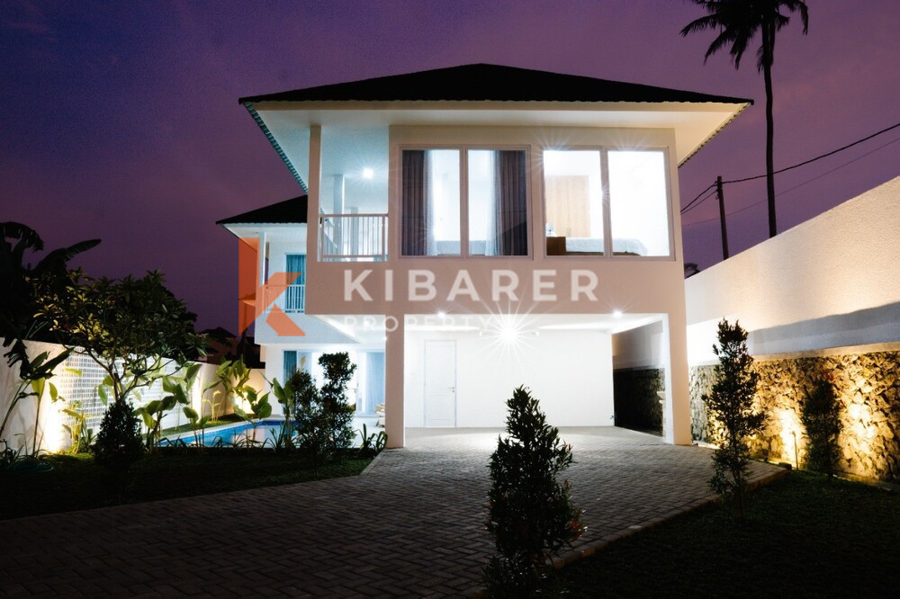 Vila Dua Lantai Ruang Tamu Tertutup Empat Kamar Tidur yang Indah di Canggu