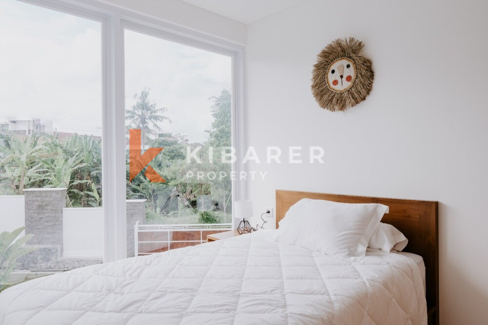 Vila Dua Lantai Ruang Tamu Tertutup Empat Kamar Tidur yang Indah di Canggu