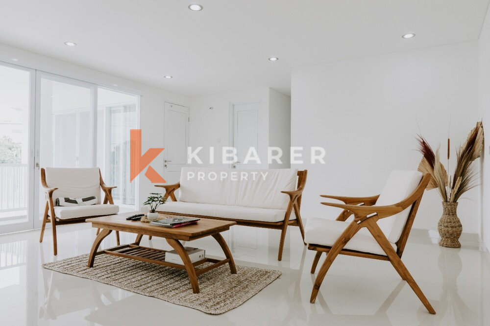 Vila Dua Lantai Ruang Tamu Tertutup Empat Kamar Tidur yang Indah di Canggu