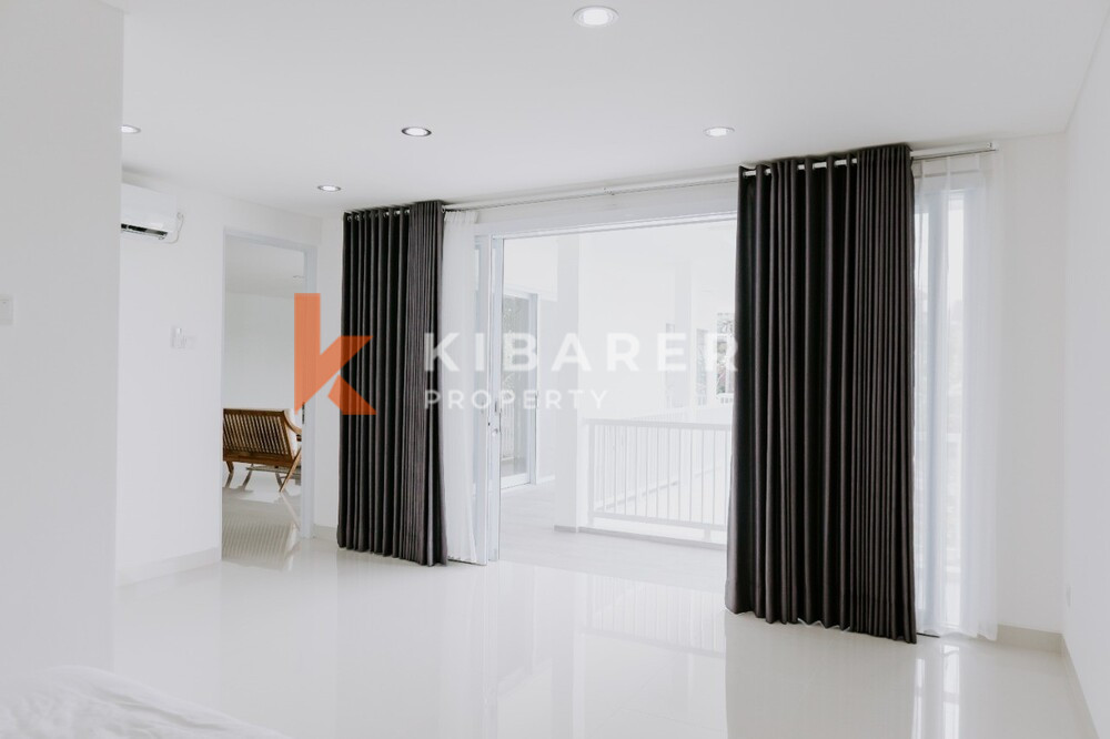 Vila Dua Lantai Ruang Tamu Tertutup Empat Kamar Tidur yang Indah di Canggu