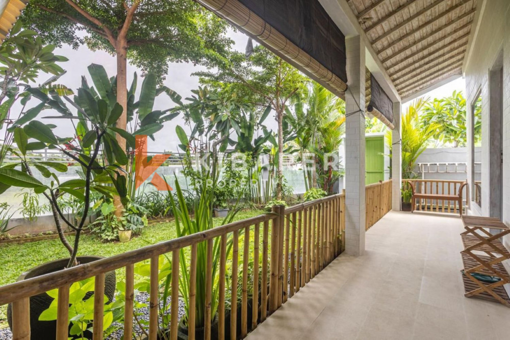 Rumah Keluarga Tiga Kamar Tidur dengan Ruang Tamu Tertutup di Padonan