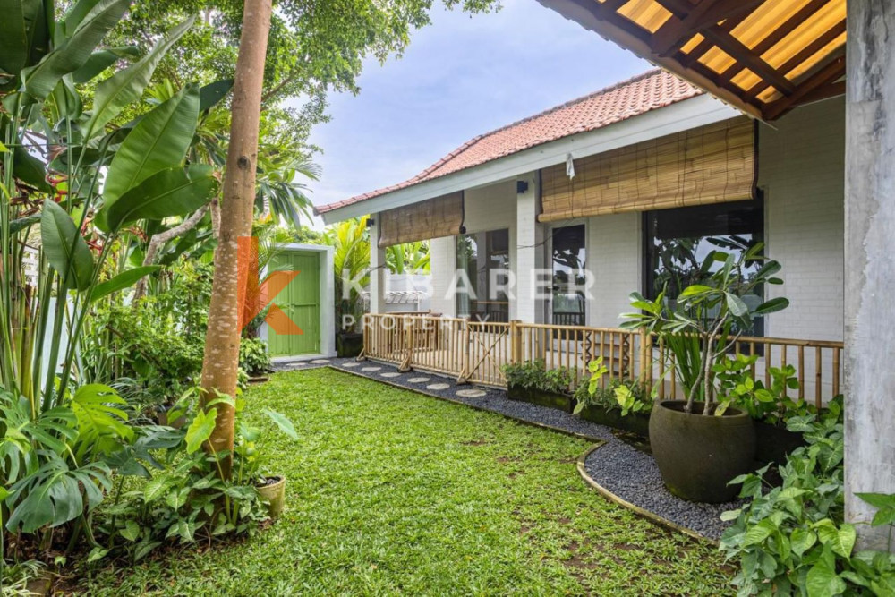 Rumah Keluarga Tiga Kamar Tidur dengan Ruang Tamu Tertutup di Padonan