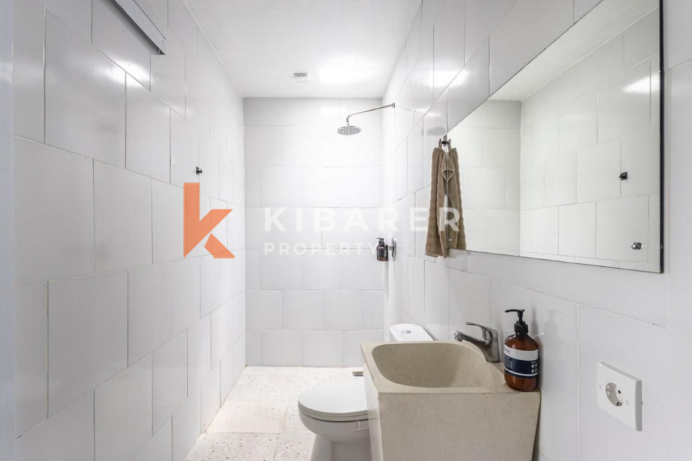 Rumah Keluarga Tiga Kamar Tidur dengan Ruang Tamu Tertutup di Padonan