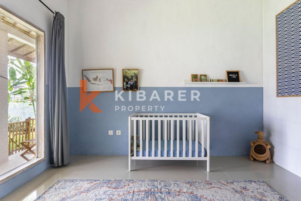 Rumah Keluarga Tiga Kamar Tidur dengan Ruang Tamu Tertutup di Padonan