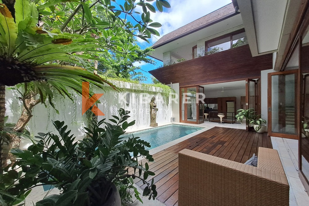 Seventy Meters to the Beach Adjustable Open-Enclosed Livingroom Four Bedrooms Villa in Berawa Area