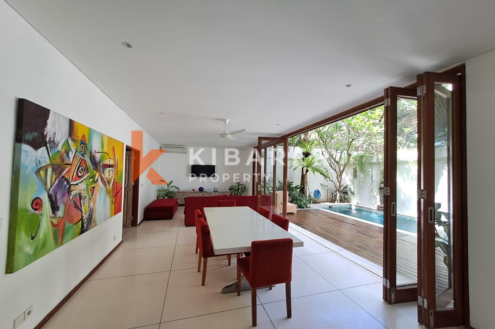 Seventy Meters to the Beach Adjustable Open-Enclosed Livingroom Four Bedrooms Villa in Berawa Area