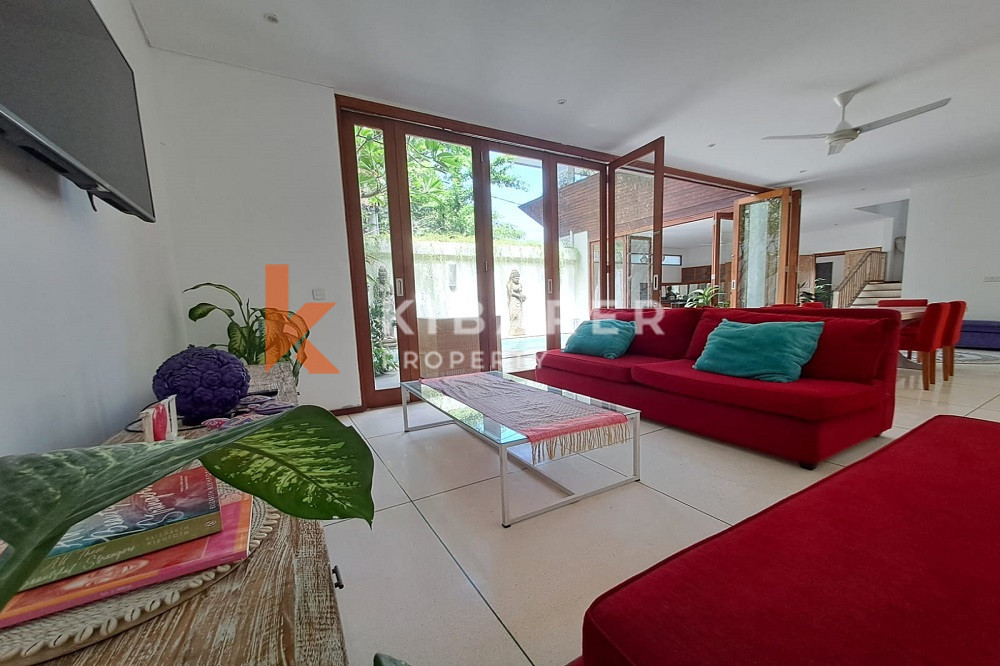 Seventy Meters to the Beach Adjustable Open-Enclosed Livingroom Four Bedrooms Villa in Berawa Area