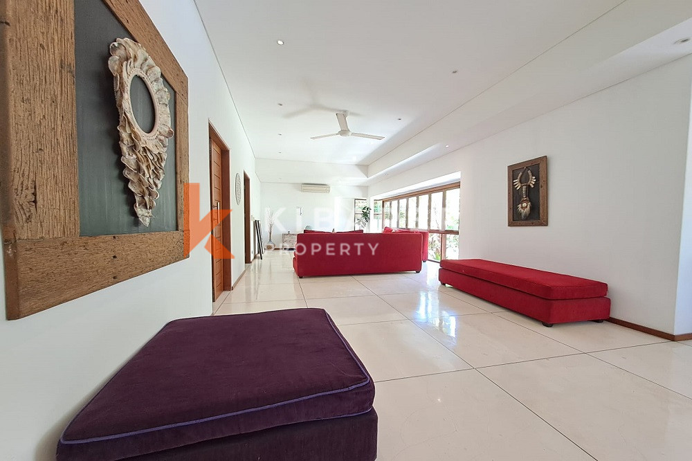 Seventy Meters to the Beach Adjustable Open-Enclosed Livingroom Four Bedrooms Villa in Berawa Area