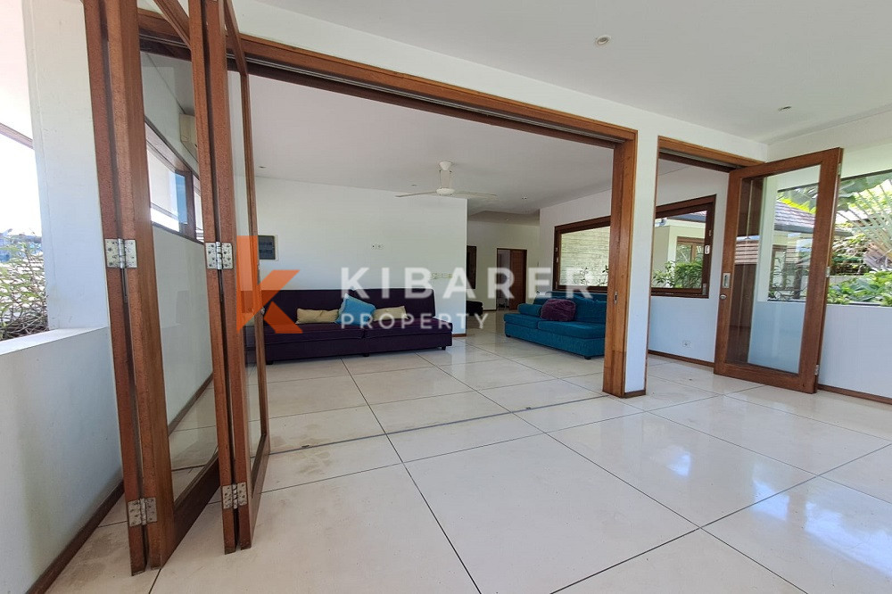 Seventy Meters to the Beach Adjustable Open-Enclosed Livingroom Four Bedrooms Villa in Berawa Area