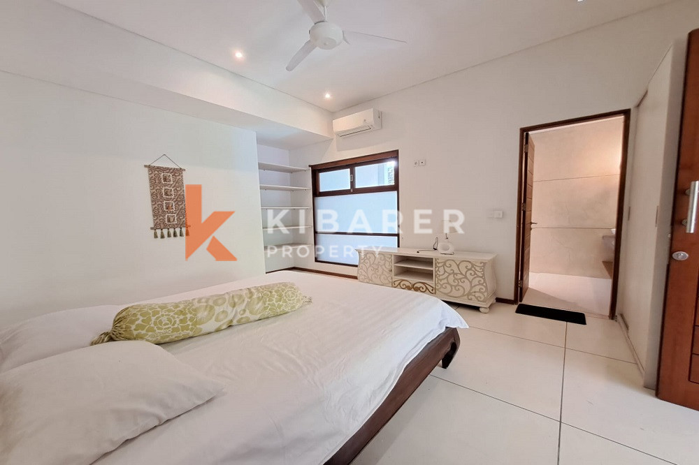 Seventy Meters to the Beach Adjustable Open-Enclosed Livingroom Four Bedrooms Villa in Berawa Area