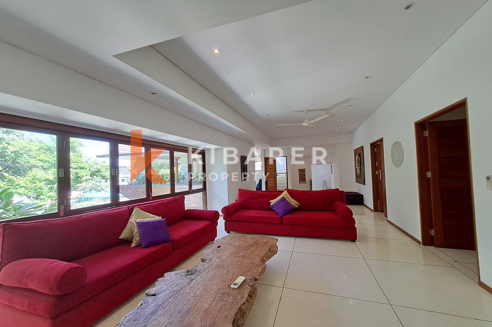 Seventy Meters to the Beach Adjustable Open-Enclosed Livingroom Four Bedrooms Villa in Berawa Area