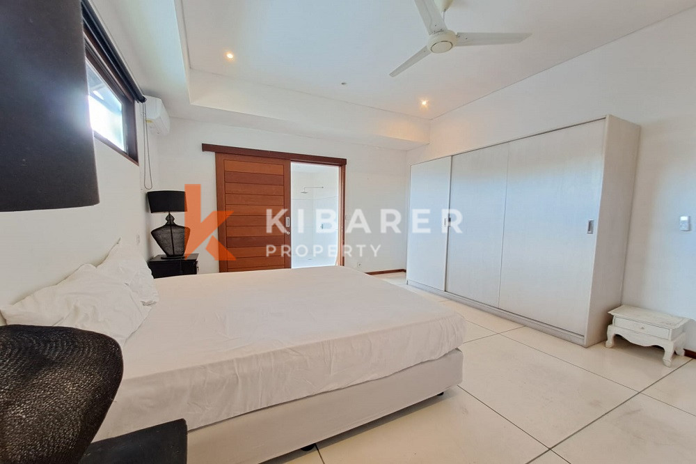 Seventy Meters to the Beach Adjustable Open-Enclosed Livingroom Four Bedrooms Villa in Berawa Area