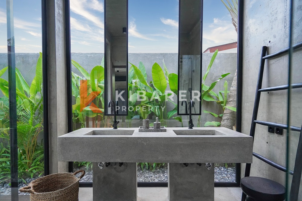 Brand New High Quality Four-Bedroom Enclosed Living Room Villa in the Edge of Canggu