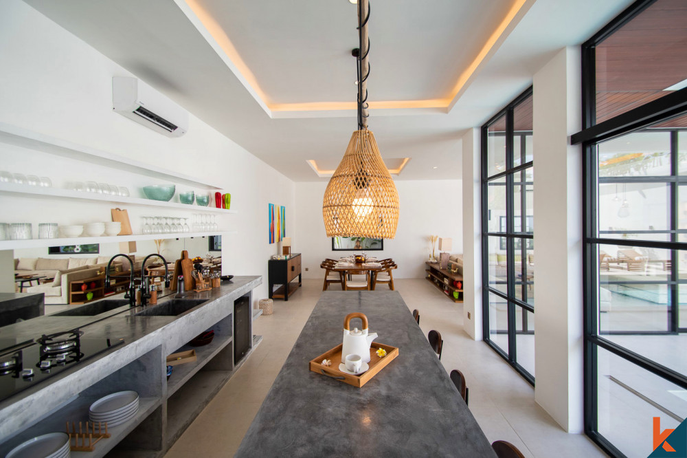 Rumah baru dengan empat kamar tidur berkualitas tinggi untuk disewakan di Sanur