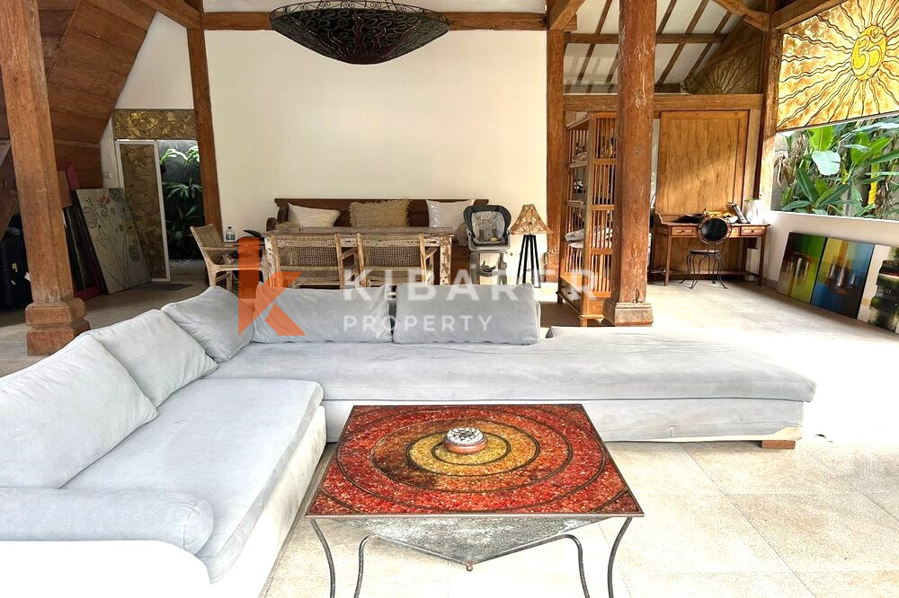 Vila Bergaya Kayu Ruang Tamu Terbuka Dua Kamar Tidur Nyaman Terletak di Kerobokan