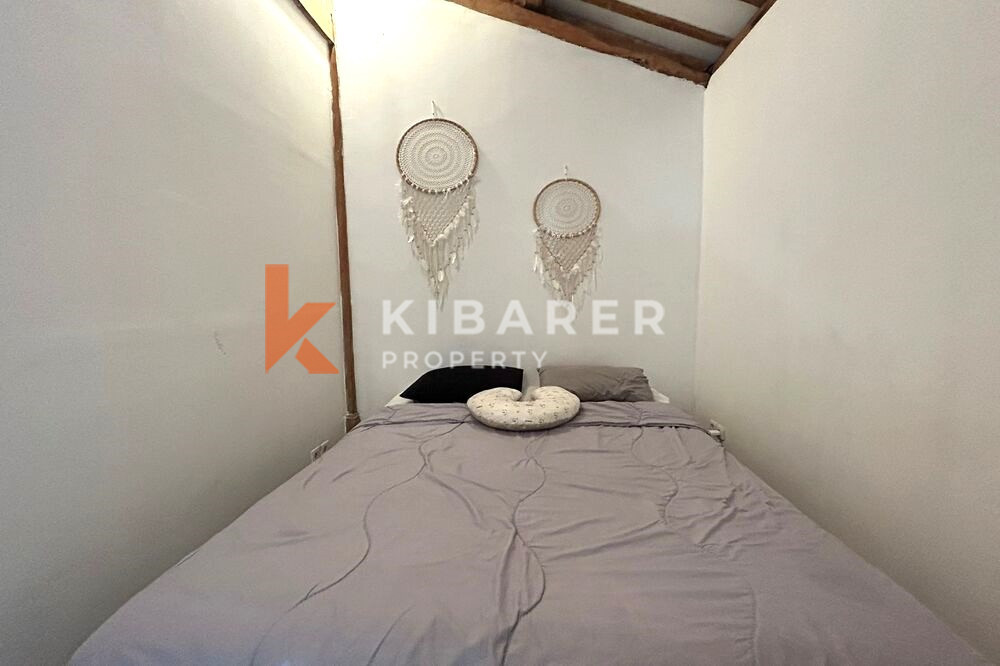 Vila Bergaya Kayu Ruang Tamu Terbuka Dua Kamar Tidur Nyaman Terletak di Kerobokan