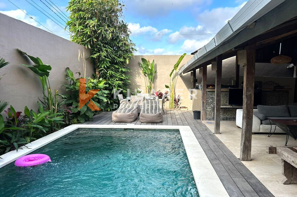 Vila Bergaya Kayu Ruang Tamu Terbuka Dua Kamar Tidur Nyaman Terletak di Kerobokan