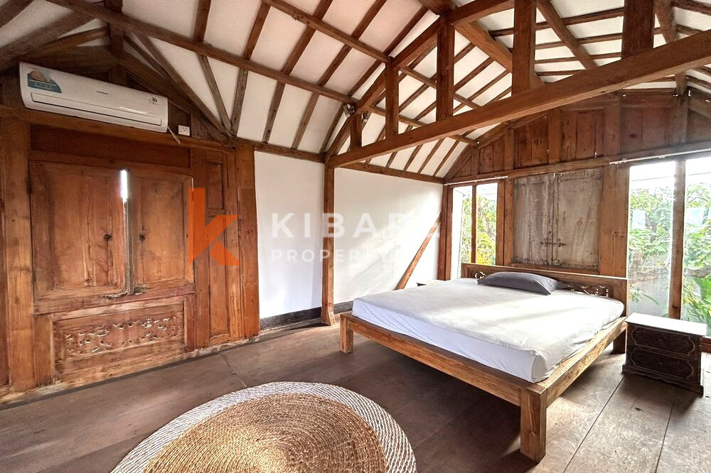Vila Bergaya Kayu Ruang Tamu Terbuka Dua Kamar Tidur Nyaman Terletak di Kerobokan
