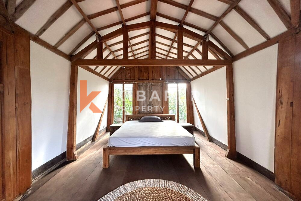 Vila Bergaya Kayu Ruang Tamu Terbuka Dua Kamar Tidur Nyaman Terletak di Kerobokan